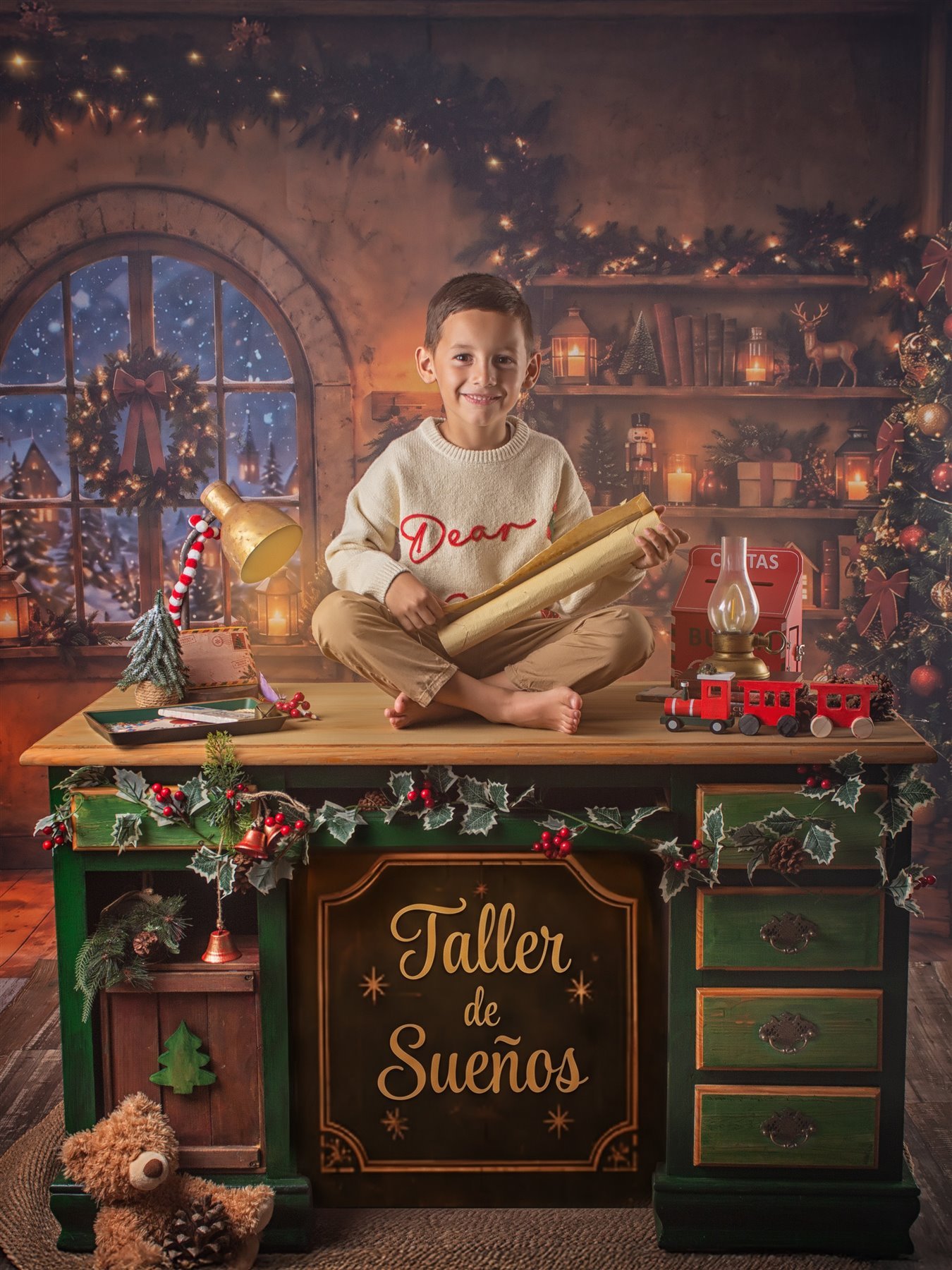 Niño sentado en el escritorio del Taller de Sueños con un libro